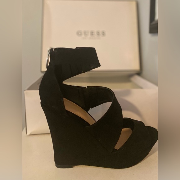 NWB Guess “GWWedgely” Black Vegan Suede Strappy Platform Wedge 6 - Picture 2 of 4